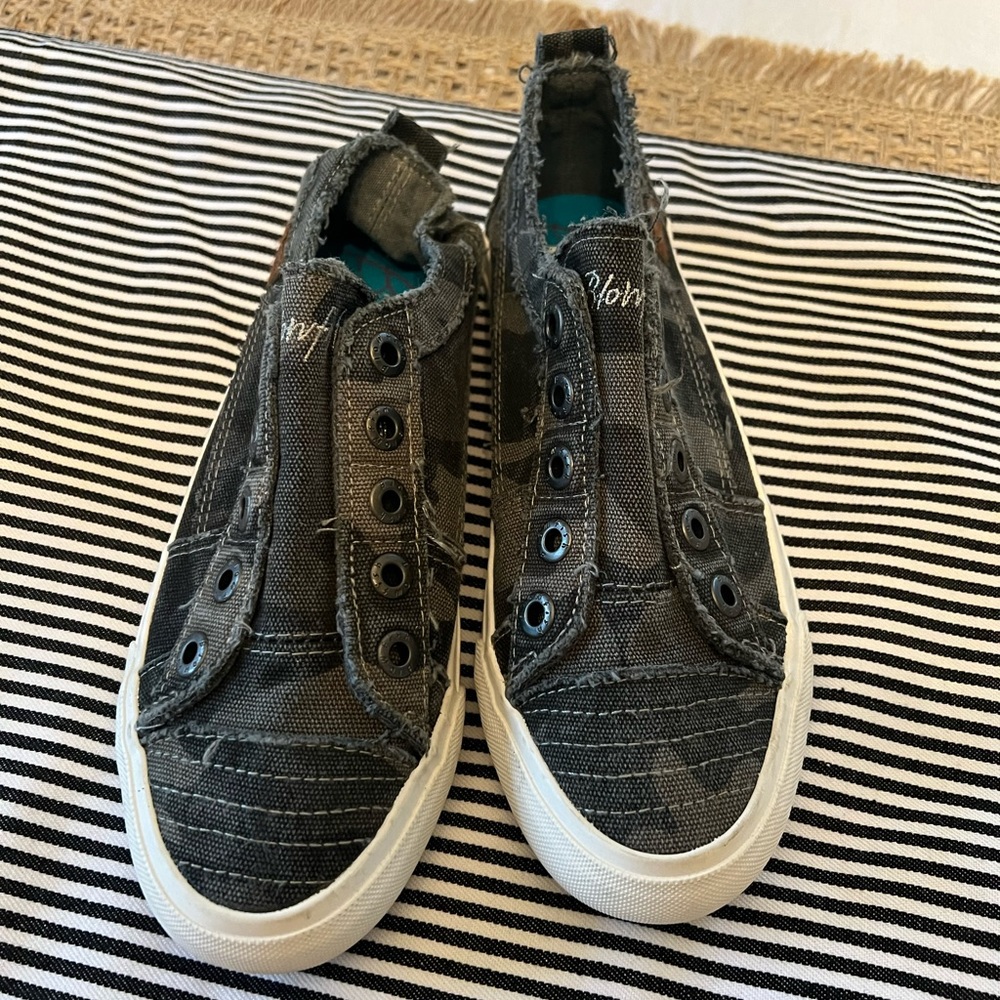 NWOT Blowfish Malibu Camo Sneakers 6.5